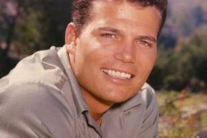 Who remembers this handsome guy, the son of one of the most famous actors ever 😯Well he was a true heartthrob, but today he is 84, yes Patrick is EIGHTY-FOUR NOW and he looks just like his dad