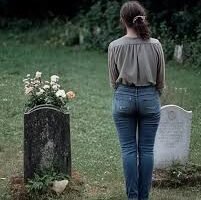 At 12, I stole flowers to place on my mother’s grave — a decade later, I came back as a bride and the florist told me a secret I never expected.