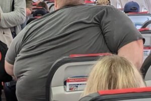 Photo of passenger on flight goes viral, has everyone saying the same thing.