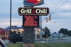 A Dairy Queen store is in serious trouble after posting this controversial sign. What makes it even worse for some people? The owner refuses to apologize for it. Check the first comment!👇👇