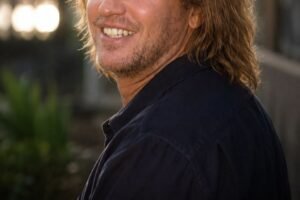 Beloved Chart-Topping Voice Leaves a Lasting Legacy