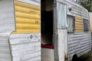 Kind people gave a homeless woman an old trailer.The woman was so happy to have a home. She turned it into a cozy home in the middle of the forestWow, it turned out to be such a cozy and cute house. Now the woman enjoys her life surrounded by natureCheck the photos in the top comment below⬇️⬇️