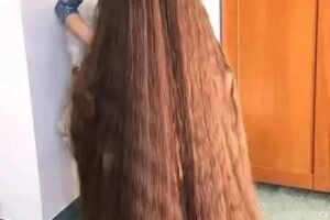 Woman cuts her hair fo