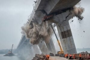 Powerful 7.7 Earthquake Shakes Parts of Asia