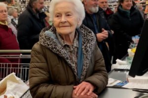 I Paid for an Elderly Woman’s Groceries When Her Card Was Declined – Two Days Later My Life Changed Completely