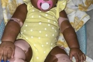 Young woman puts daughter inside the fir… See more