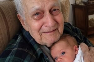 I Gave Birth and Brought My Baby to Meet the Grandpa Who Raised Me for the First Time – The Moment He Saw Her Face, He Burst Into Tears
